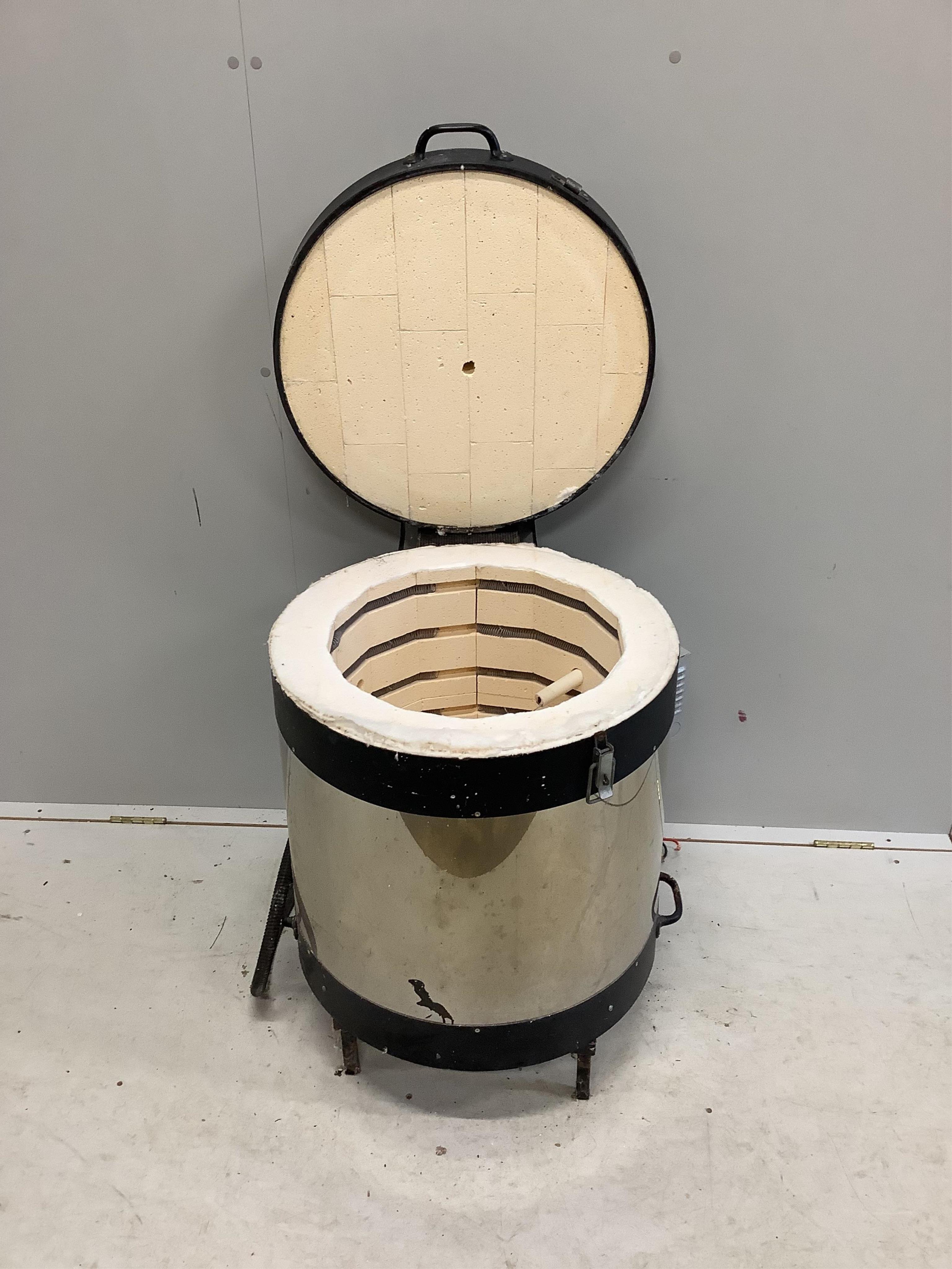 A Sitter electric kiln, model Lt-3 retailed by Potterycraft.